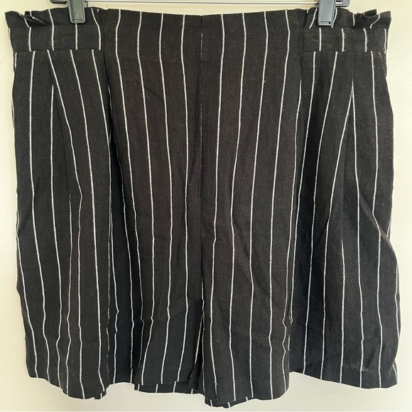Adrianna Papell Pants - NWT Women’s Adrianna Papell Linen Blend Black White Striped Shorts Size XL